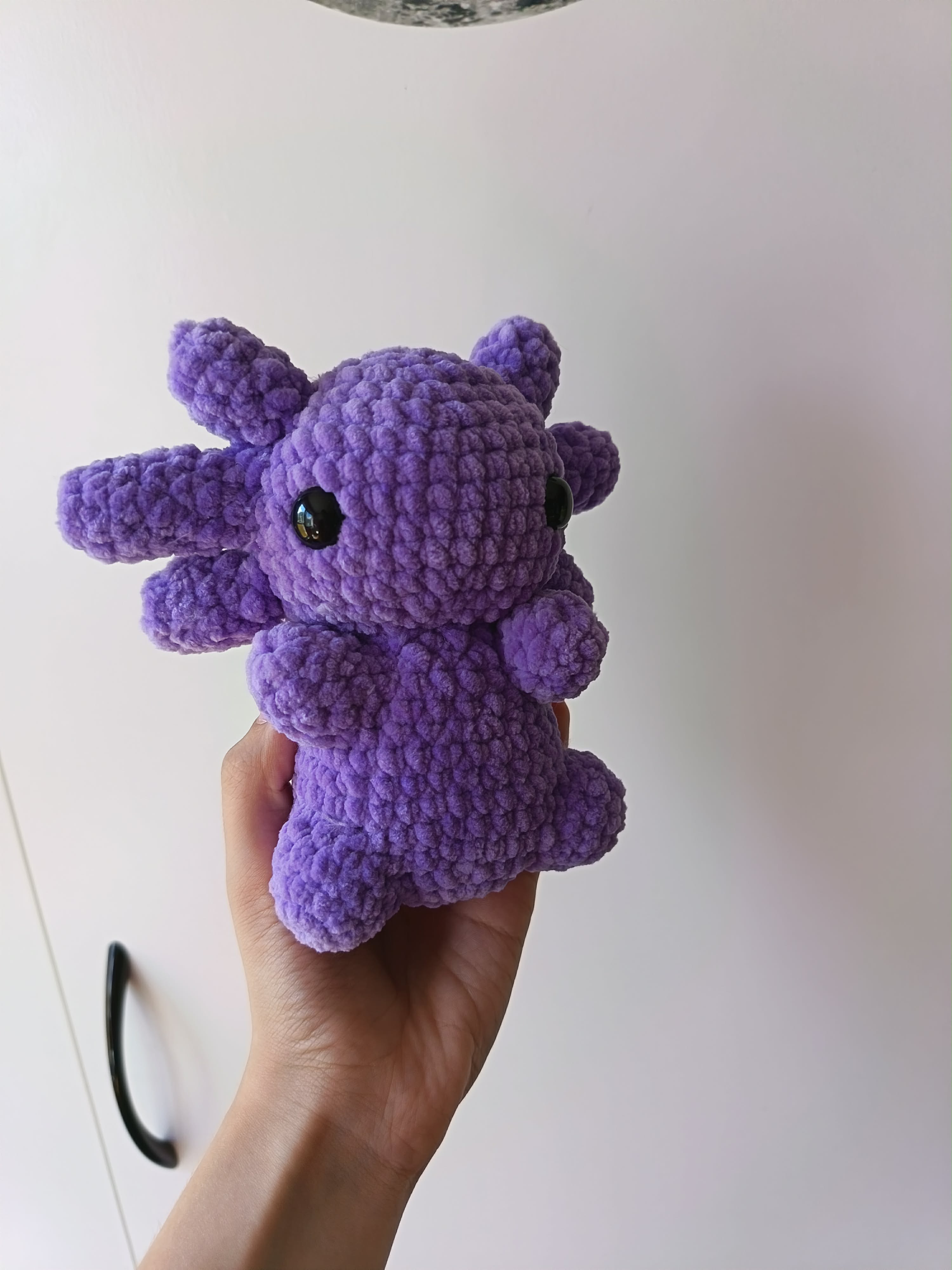 Kézzel készült horgolt lila axolotl plüss - Miramigurumi
