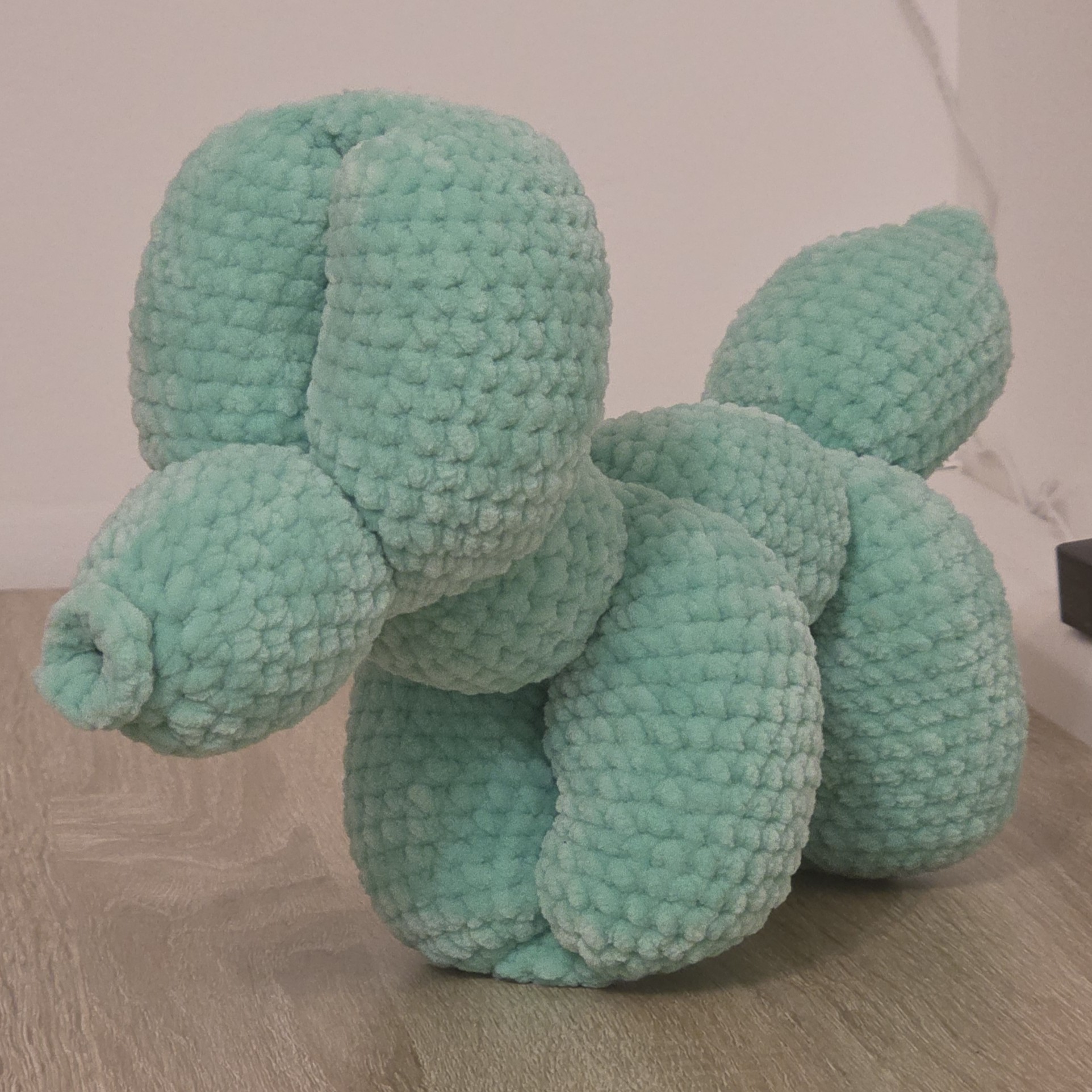 Horgolt mentazöld lufikutya plüss